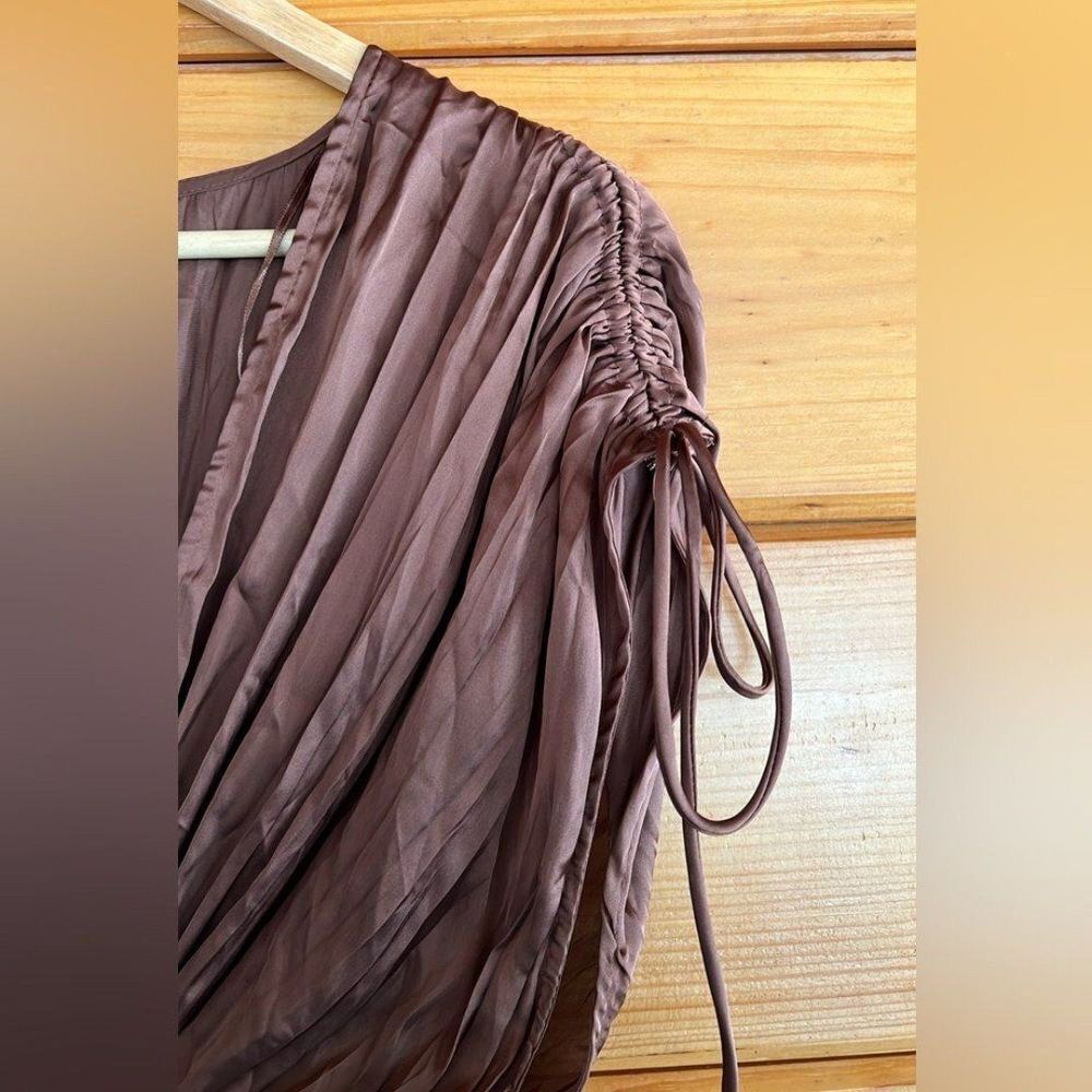 BROWN SATIN EFFECT CUT OUT PLEATEDMAXI DRESS L - Picture 7 of 9